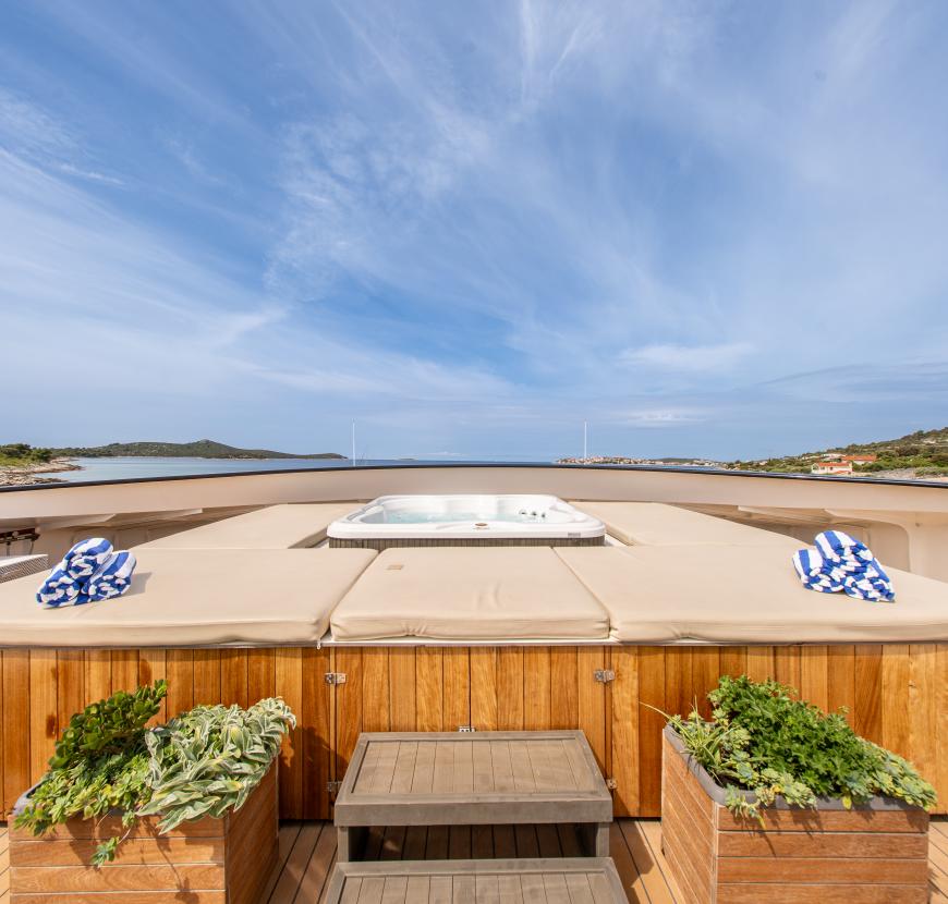 21. KARIZMA Jacuzzi Sun deck bow