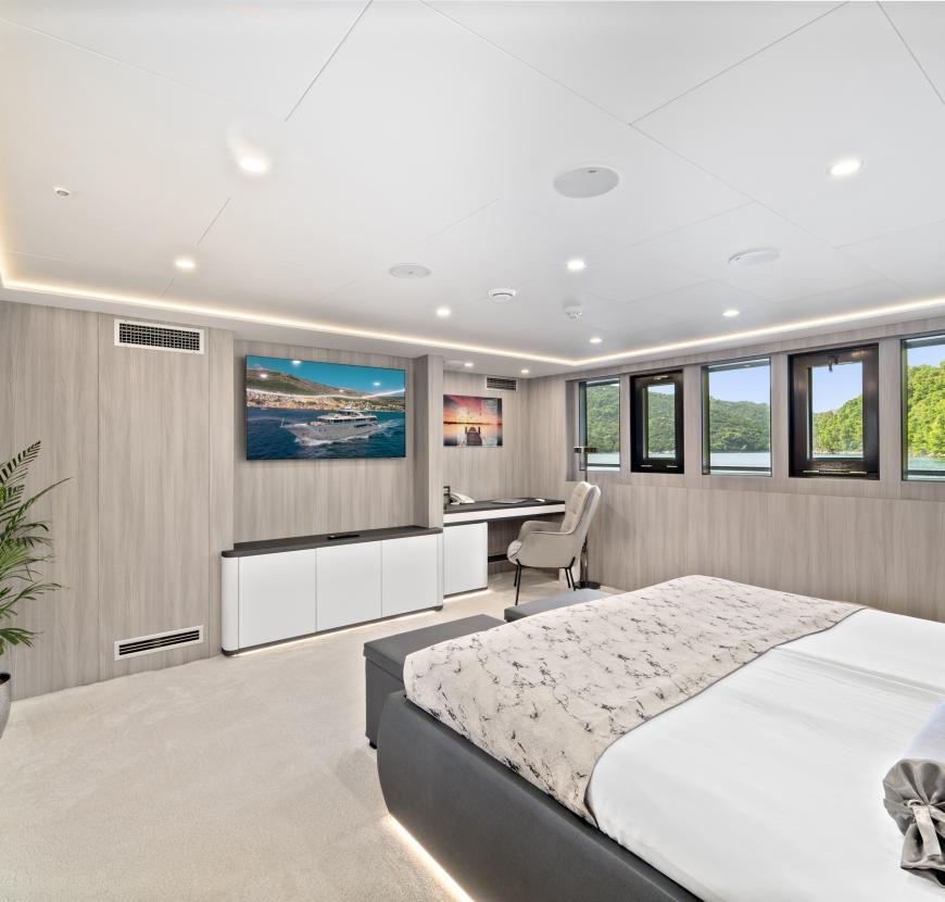 58. FREEDOM Master stateroom Main deck