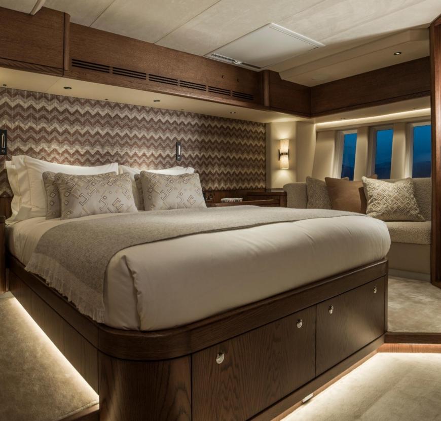 885 luxury charter master cabin