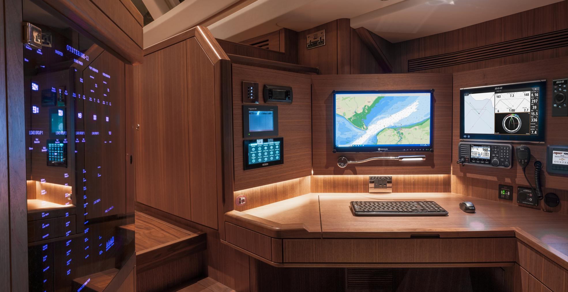 885 navigation station