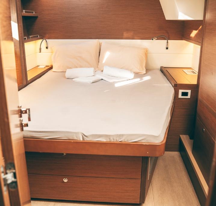 Akana Lagoon 52 F Features