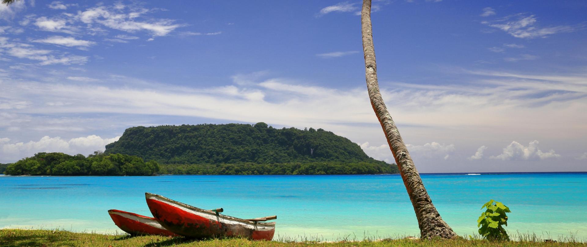Crystal clear sea and sandy beach in South Pacific Ocean d v2