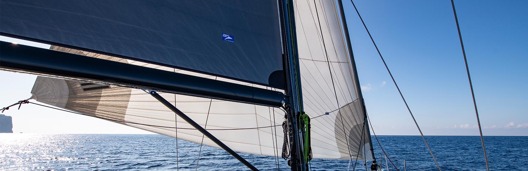 The Oyster 495 comes as standard with a Tri-radial DCX/H main and headsail.
