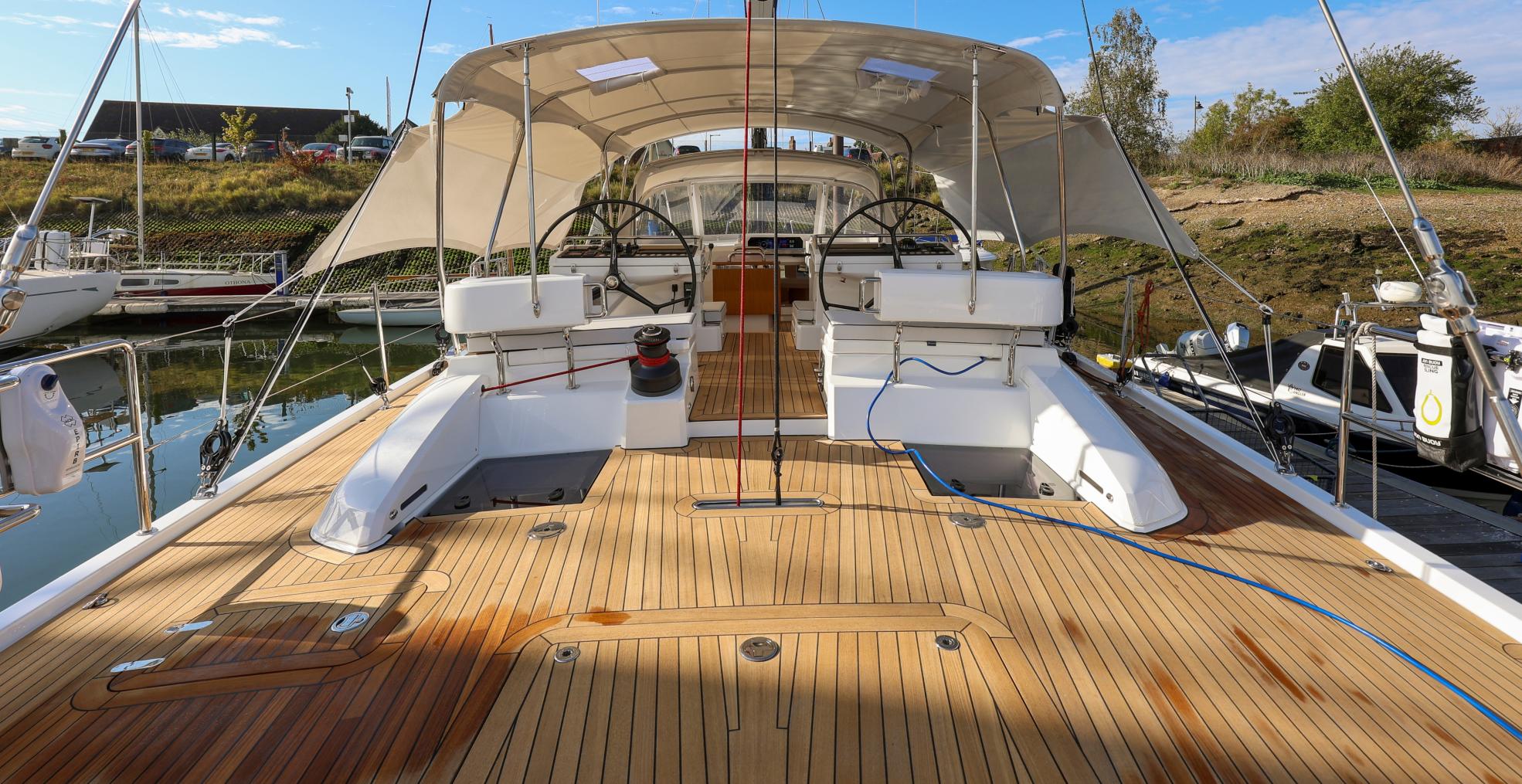 Oyster 595SII Extended Transom Entertaining space v4