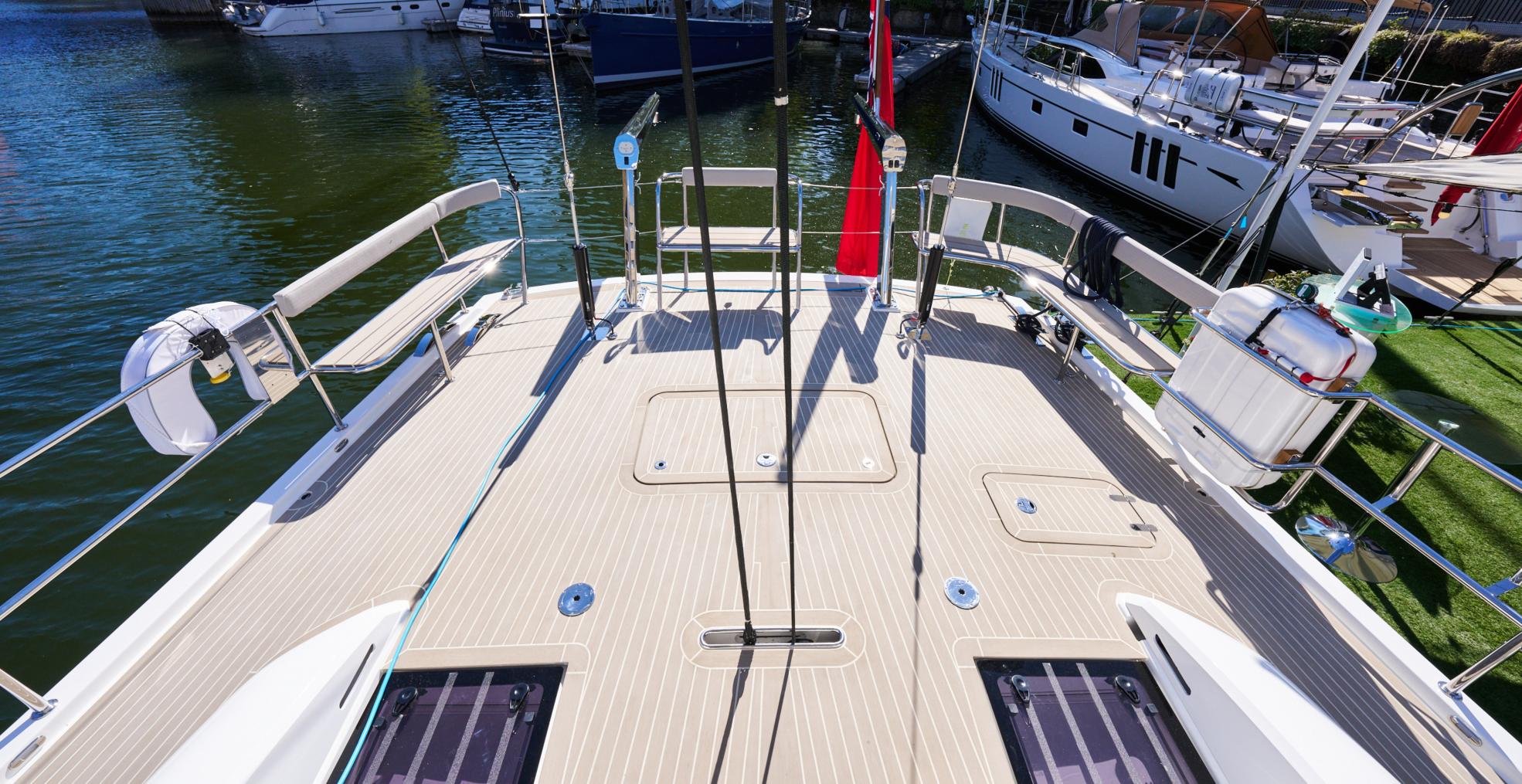 Oyster 595SII Extended Transom Entertaining space v6