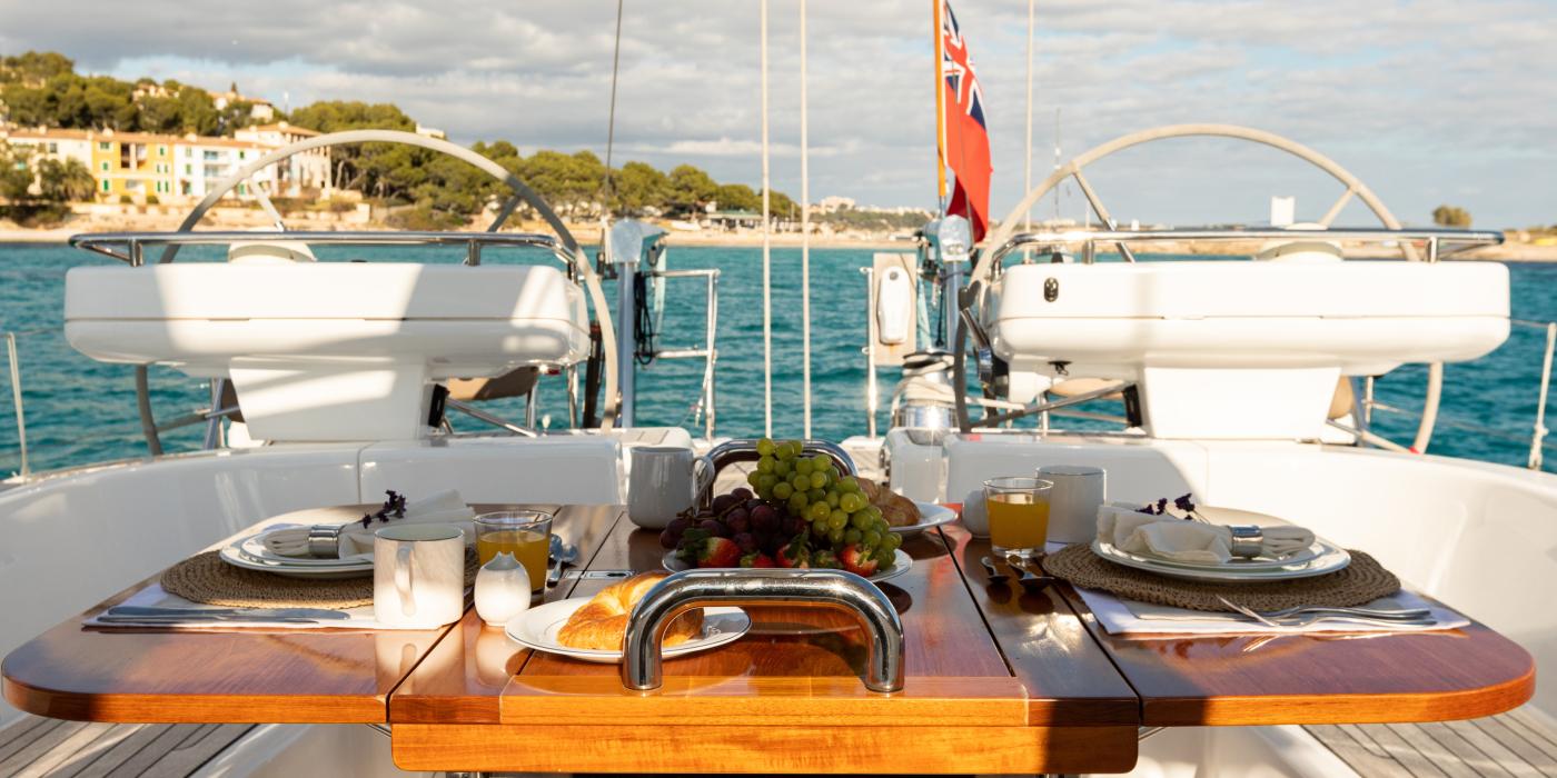 alfresco dining on sailing yacht