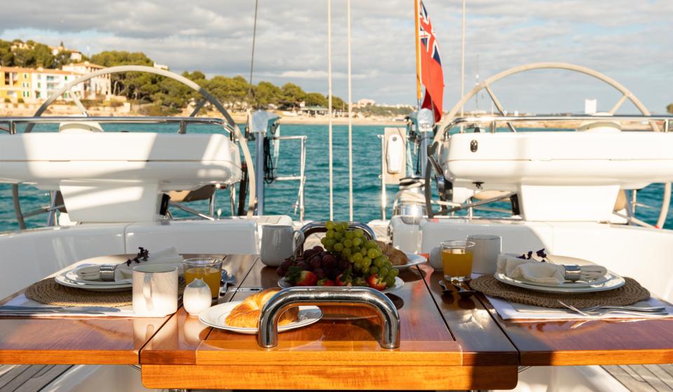 alfresco dining on sailing yacht
