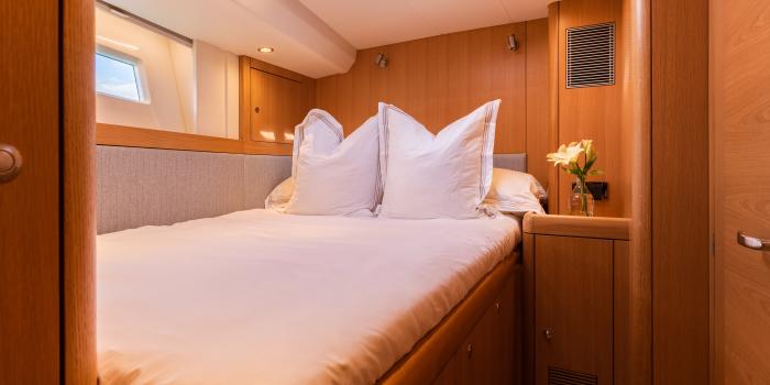 guest cabin charter sailing yacht