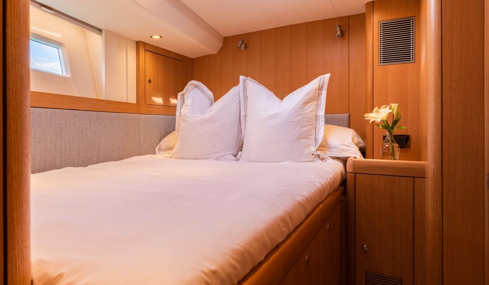 guest cabin charter sailing yacht
