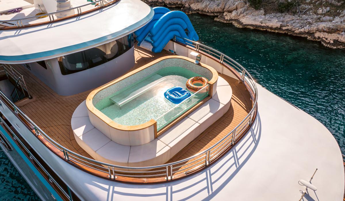 12. FREEDOM Pool Sun deck Bow 1