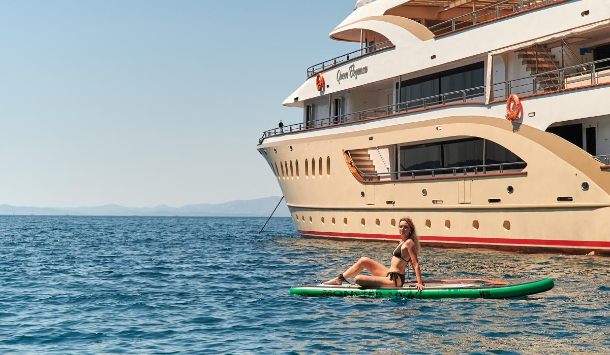 12. QUEEN ELEGANZA Water toys
