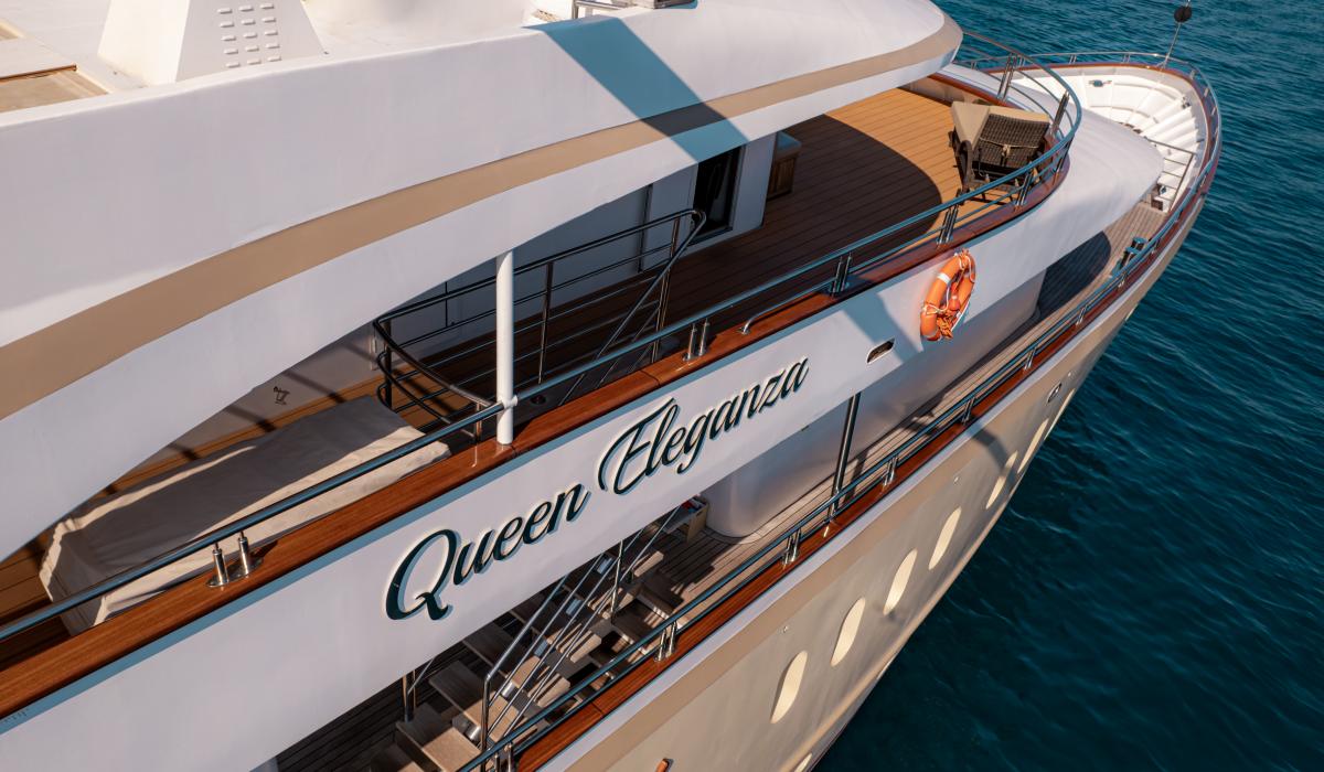 13. QUEEN ELEGANZA Side view