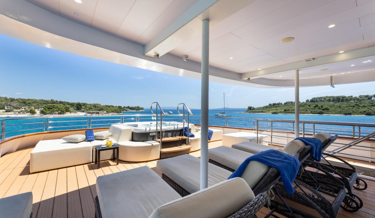 14. QUEEN ELEGANZA Jacuzzi and sun loungers Sun deck stern