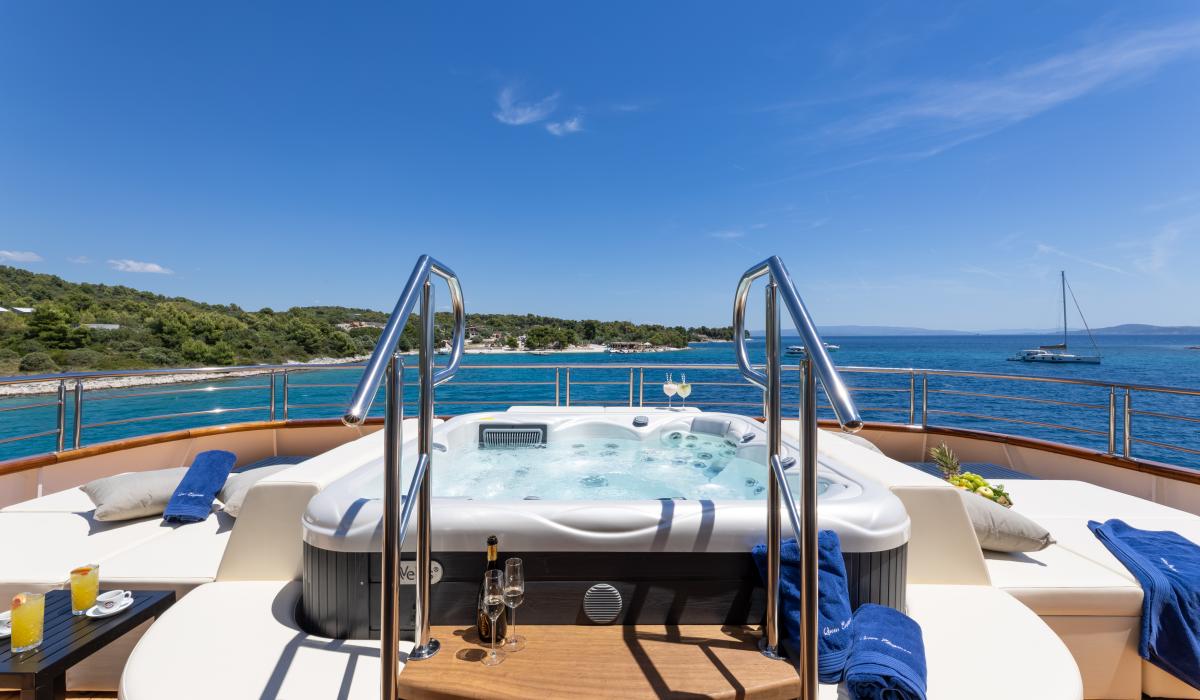15. QUEEN ELEGANZA Jacuzzi Sun deck stern