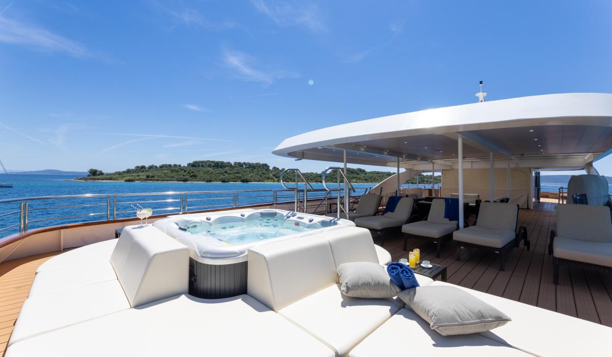 16. QUEEN ELEGANZA Jacuzzi Sun deck stern
