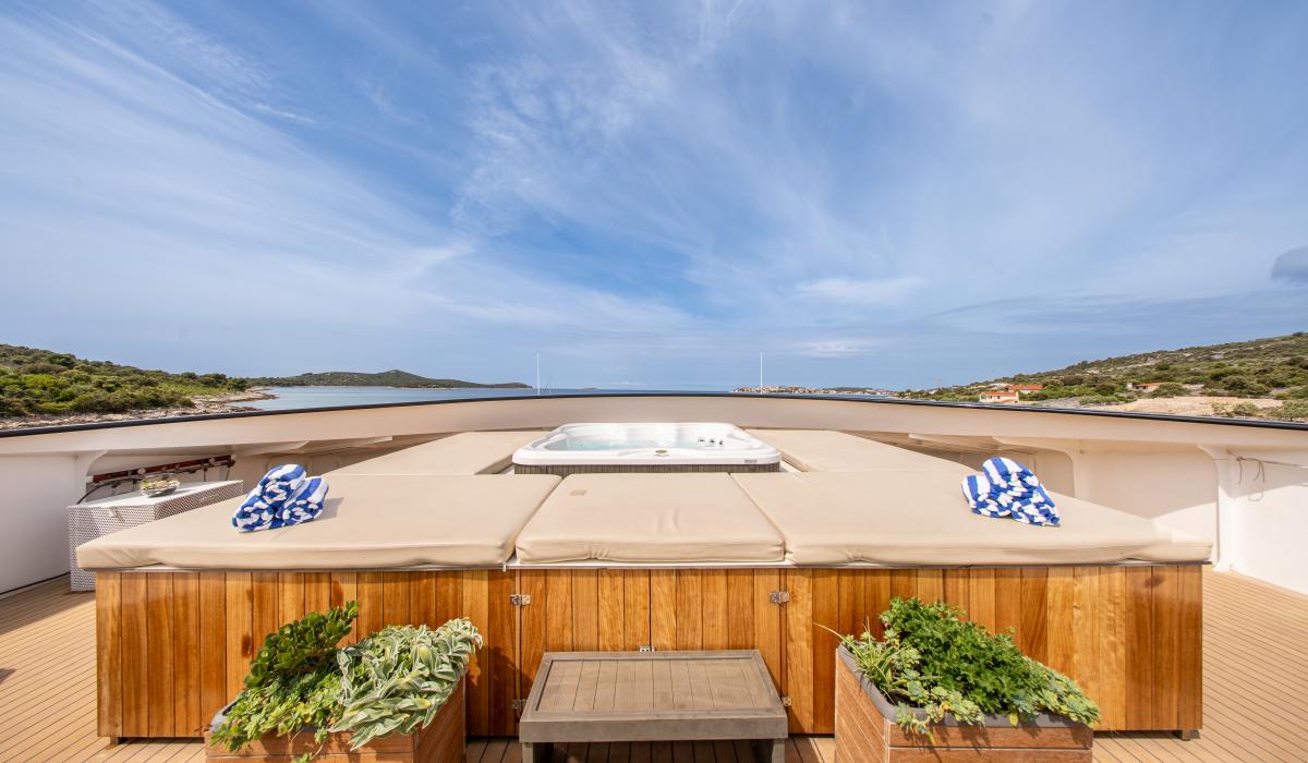 21. KARIZMA Jacuzzi Sun deck bow
