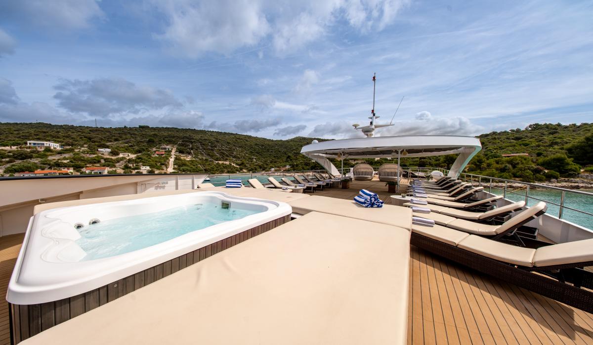 22. KARIZMA Sun deck 1