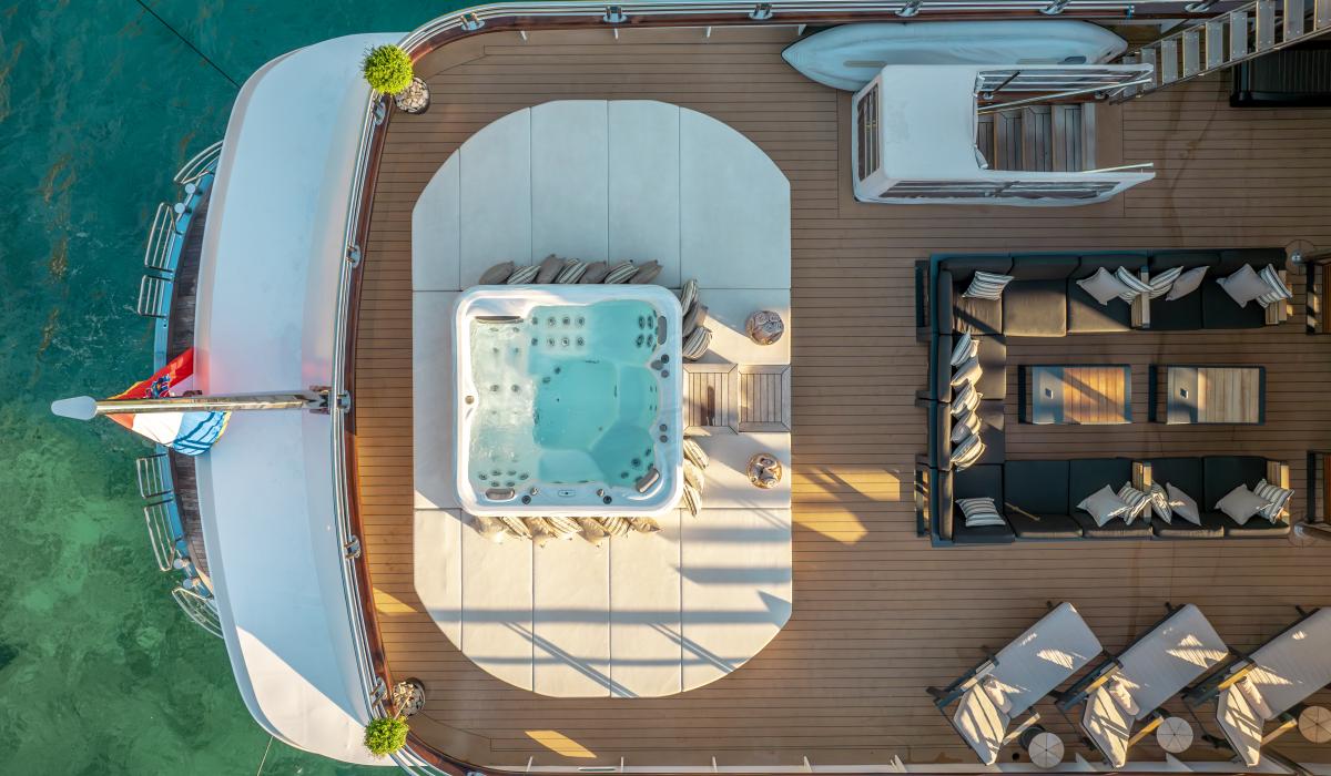 23 v2. FREEDOM Jacuzzi and lounge area Sun deck Stern