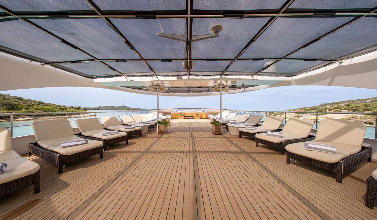 23. KARIZMA Sun deck