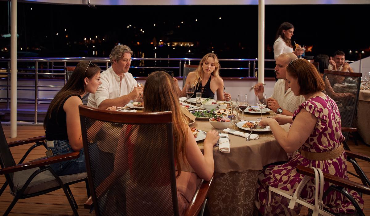 23. QUEEN ELEGANZA Formal dinning Upper deck