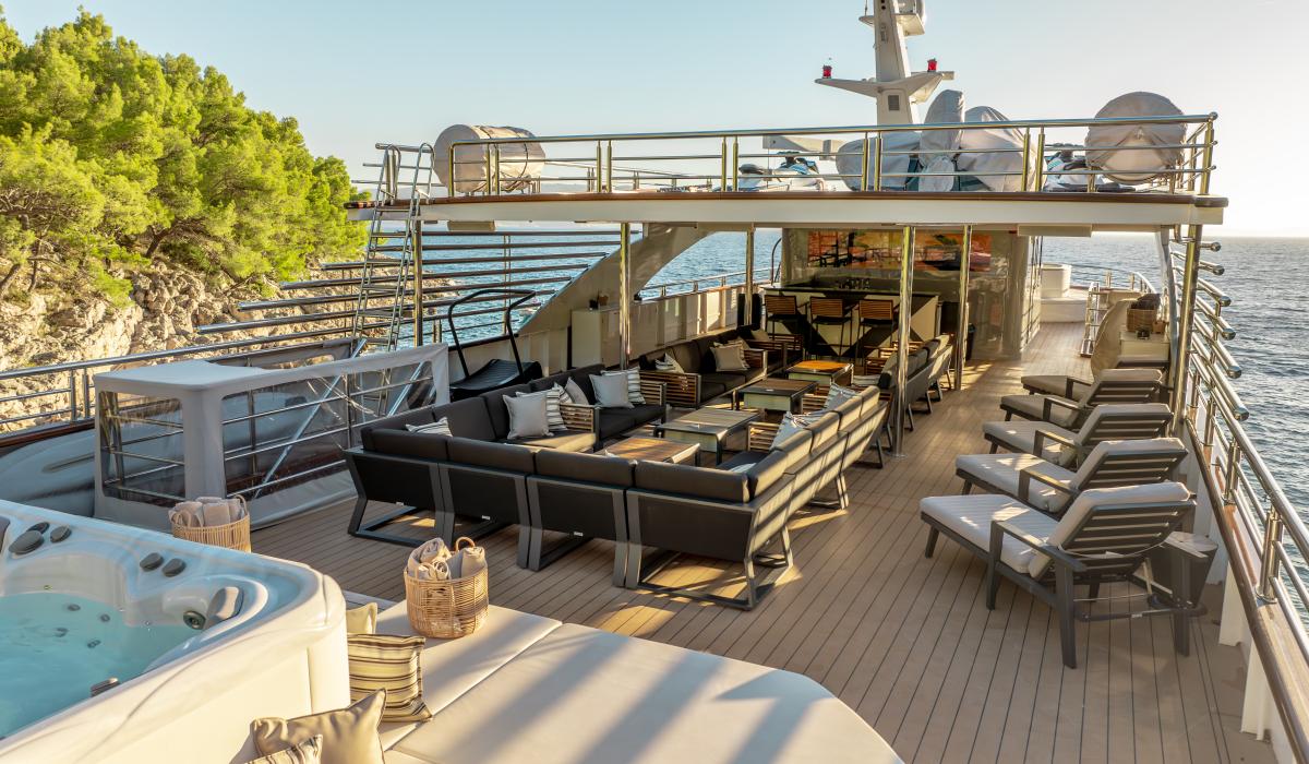 24. FREEDOM Sun deck Copy