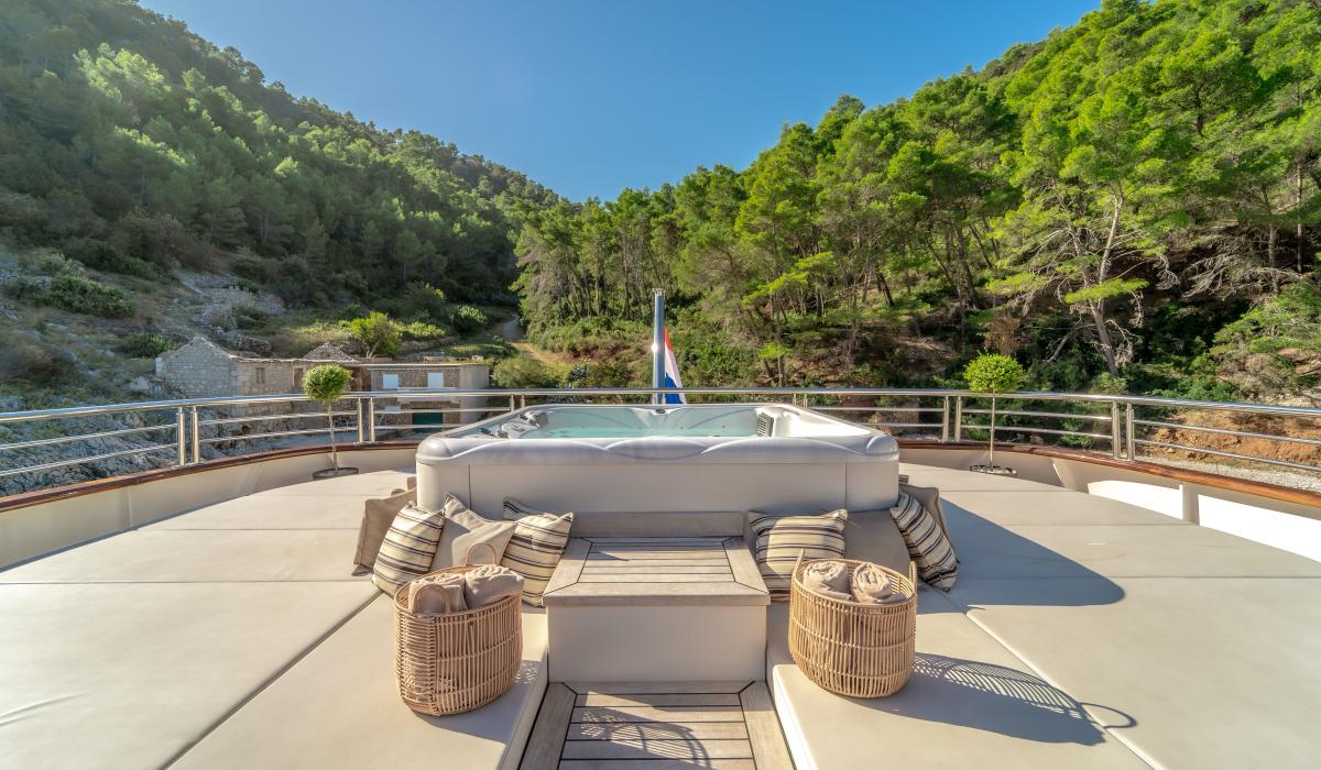 25. FREEDOM Jacuzzi Sun deck Copy