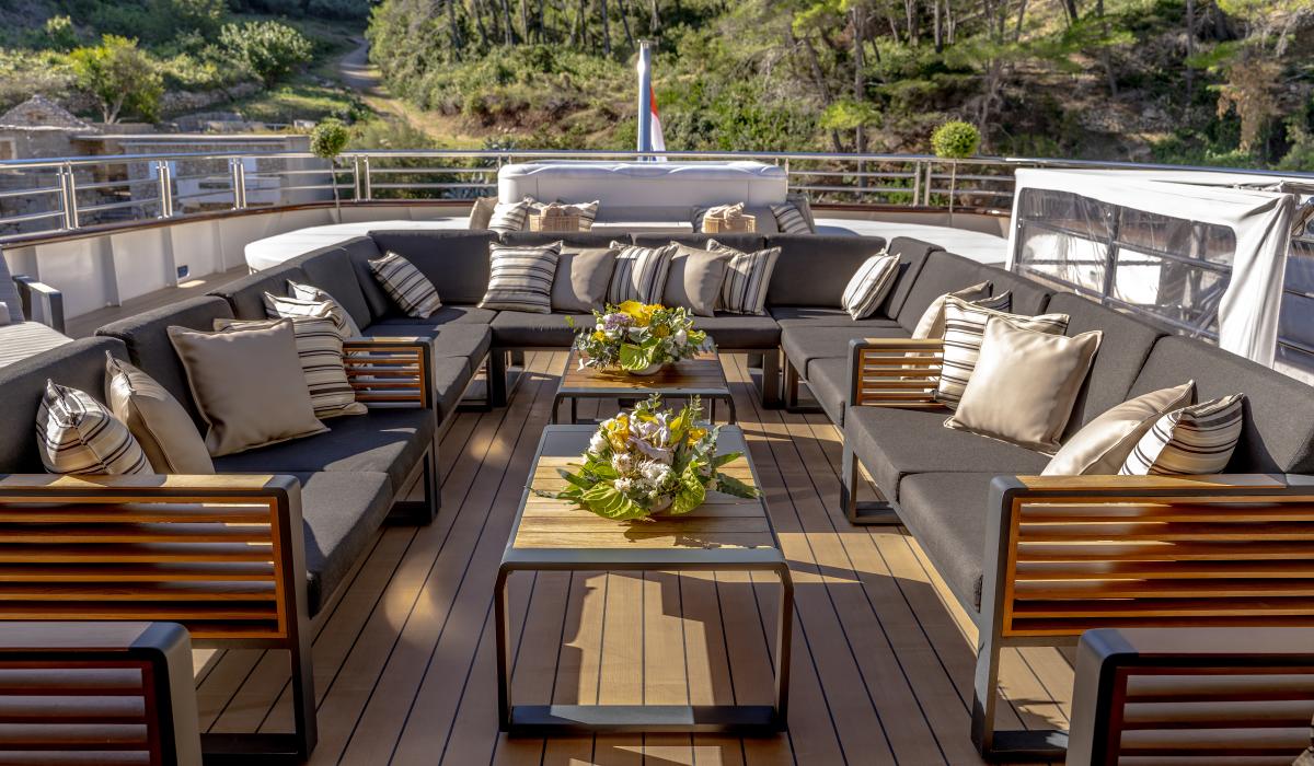 26. FREEDOM Lounge area Sun deck Copy
