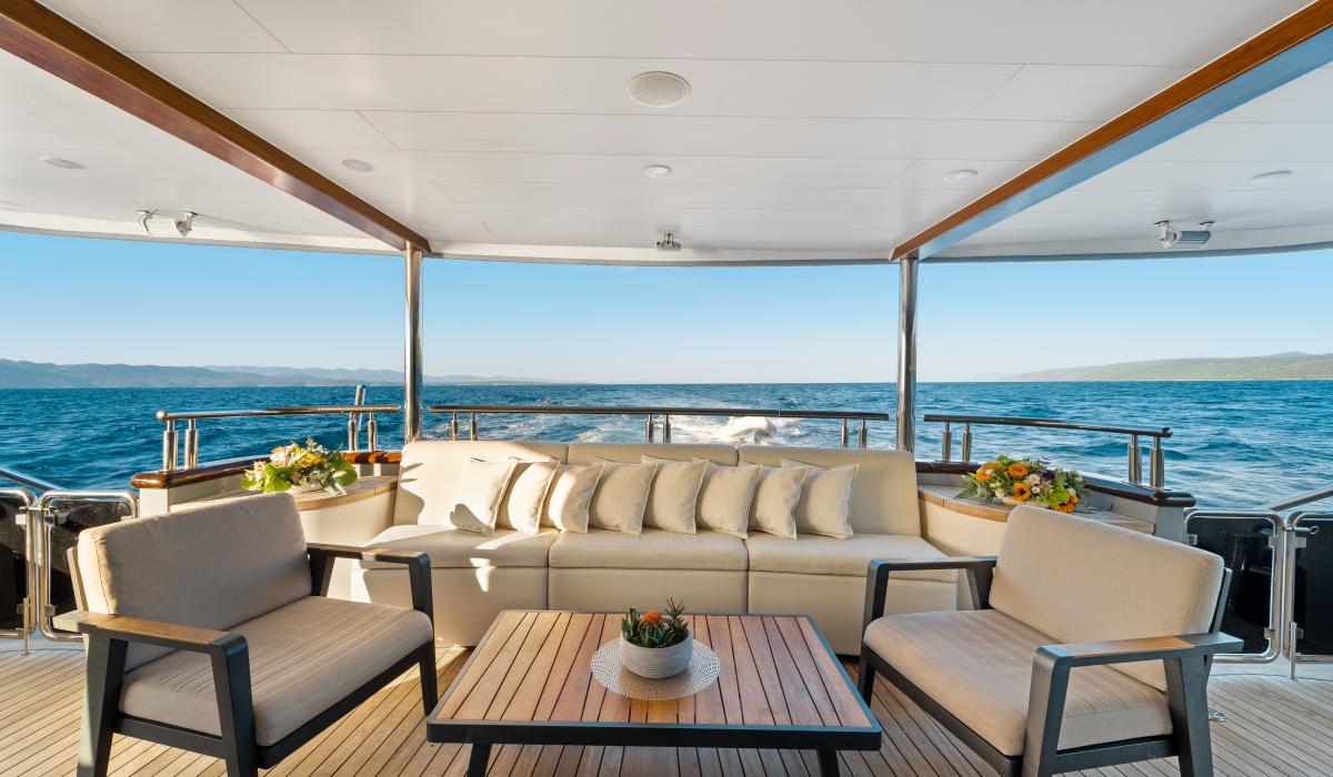 28. FREEDOM Lounge area Aft Main deck Copy