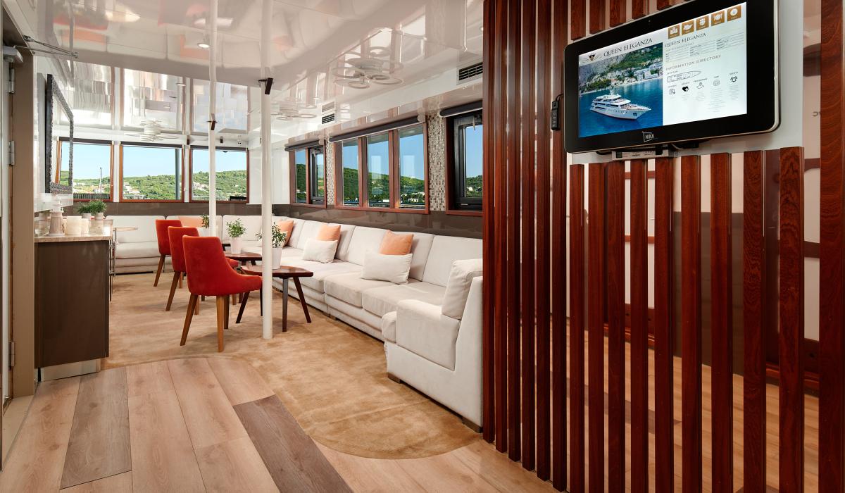 28. QUEEN ELEGANZA Lounge area Upper deck