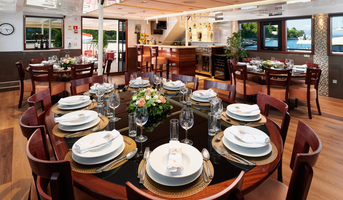 31. QUEEN ELEGANZA Formal dinning in salon Upper deck 2