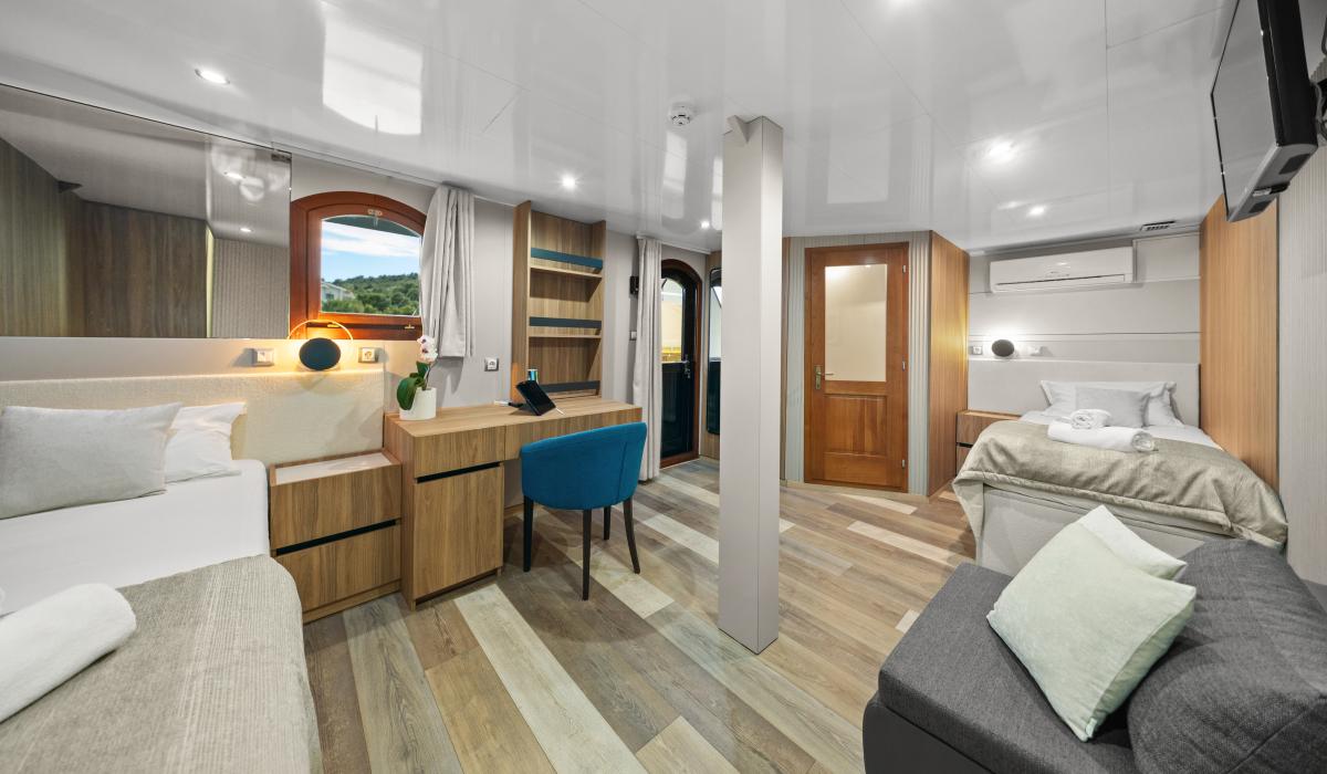 35. KARIZMA Twin cabin Main deck