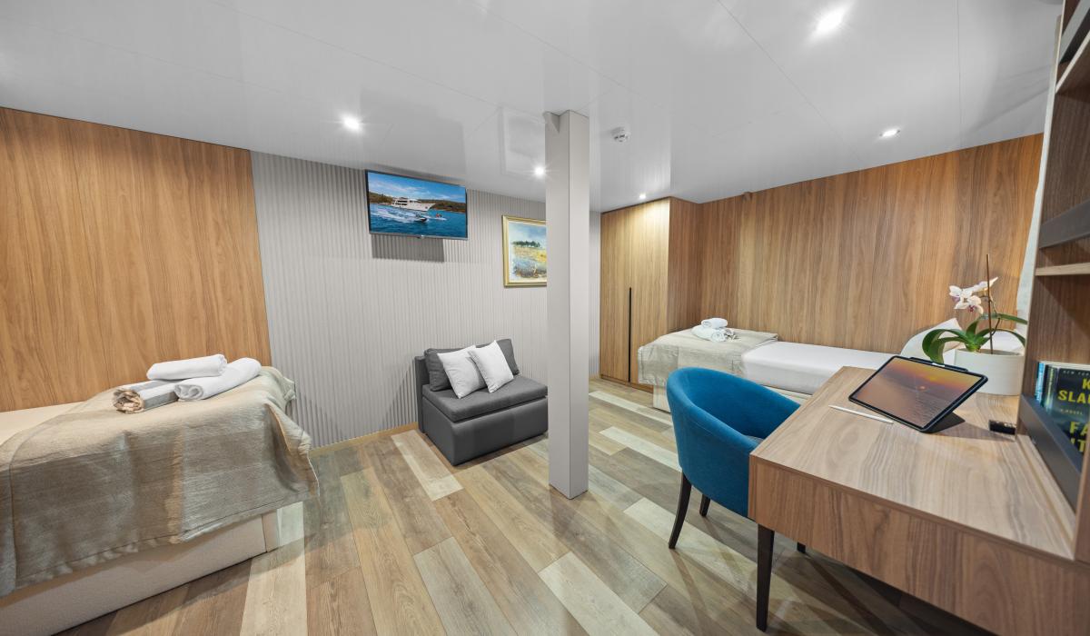 37. KARIZMA Twin cabin Main deck
