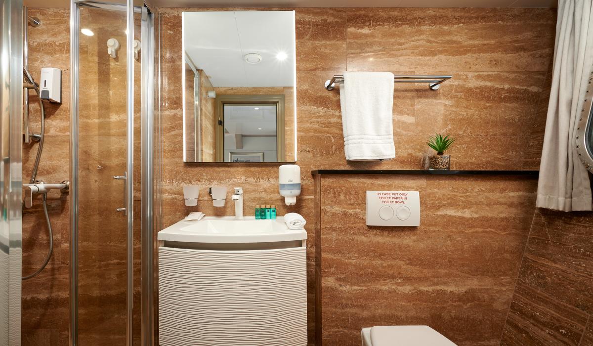 37. QUEEN ELEGANZA Double stateroom en suite Main deck