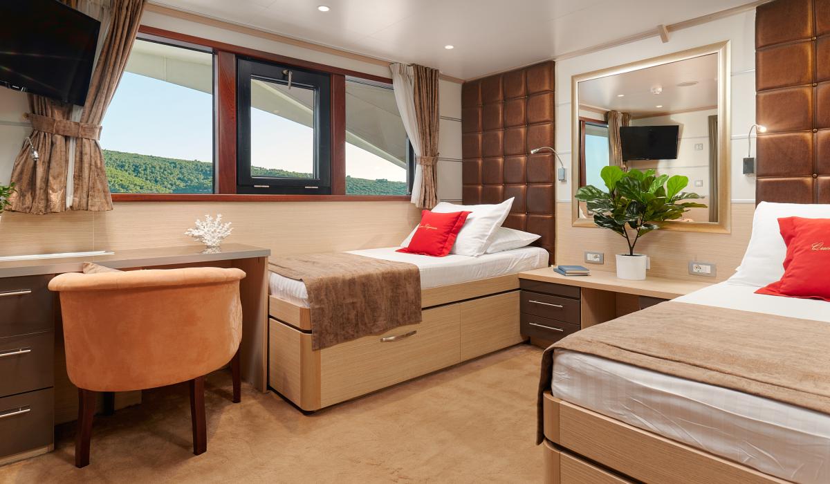 38. QUEEN ELEGANZA Twin stateroom Main deck