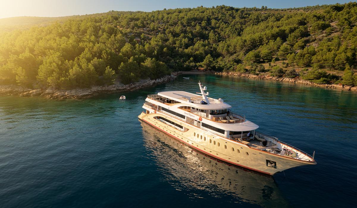 3. QUEEN ELEGANZA Anchored