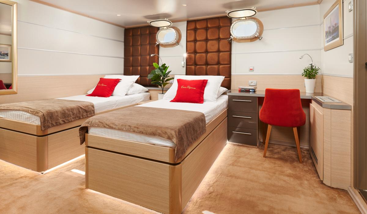 42. QUEEN ELEGANZA Twin stateroom Lower deck