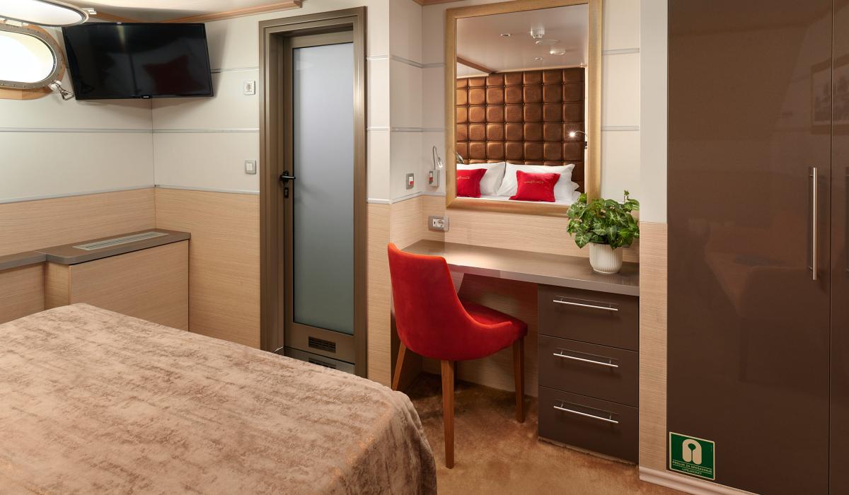 43. QUEEN ELEGANZA Double stateroom Lower deck