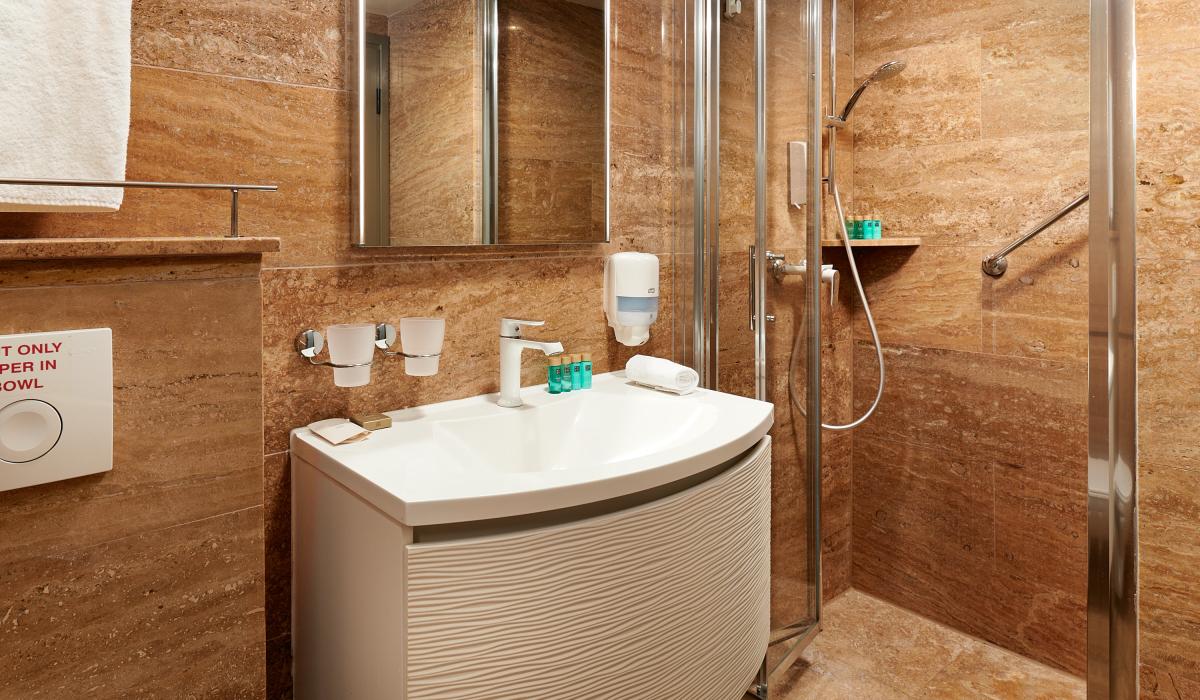 44. QUEEN ELEGANZA Twin stateroom en suite Lower deck