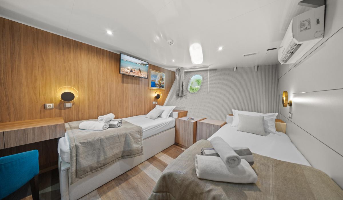 45. KARIZMA Twin cabin Lower deck