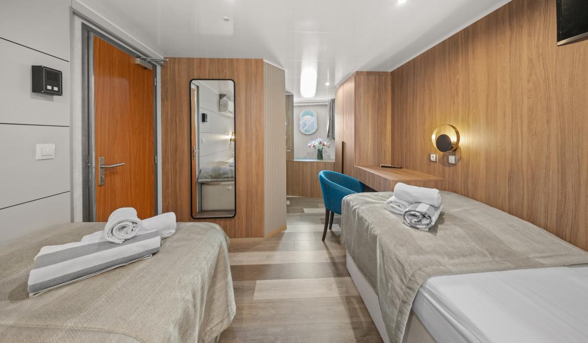 46. KARIZMA Twin cabin Lower deck
