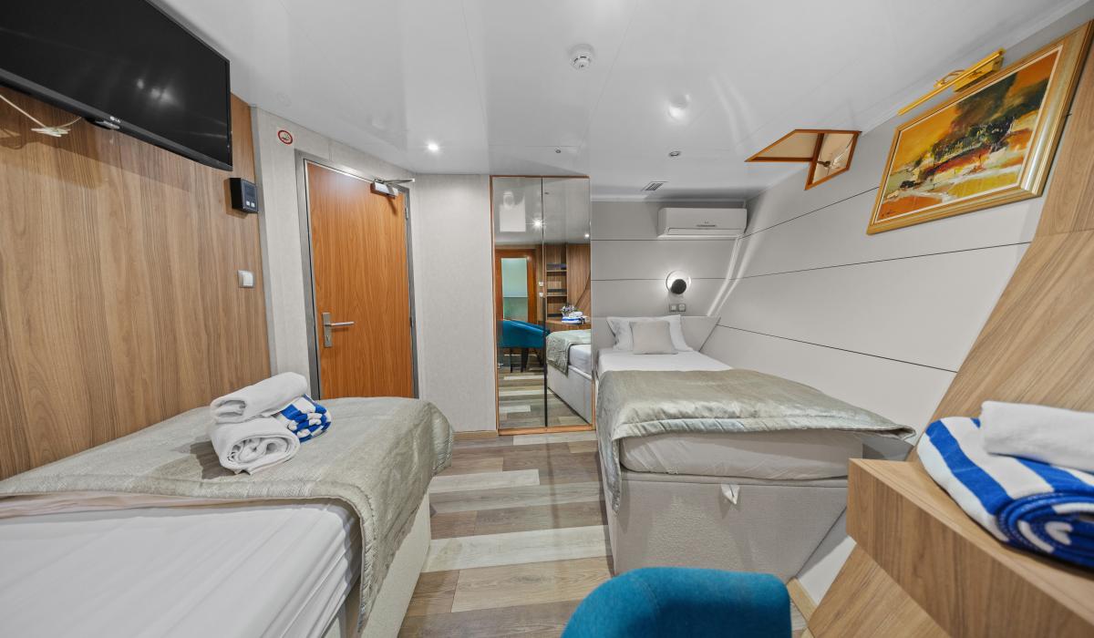 47. KARIZMA Twin cabin Lower deck