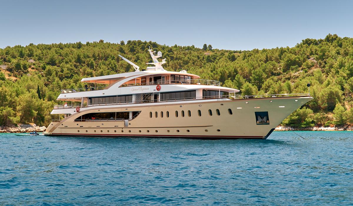4. QUEEN ELEGANZA Anchored