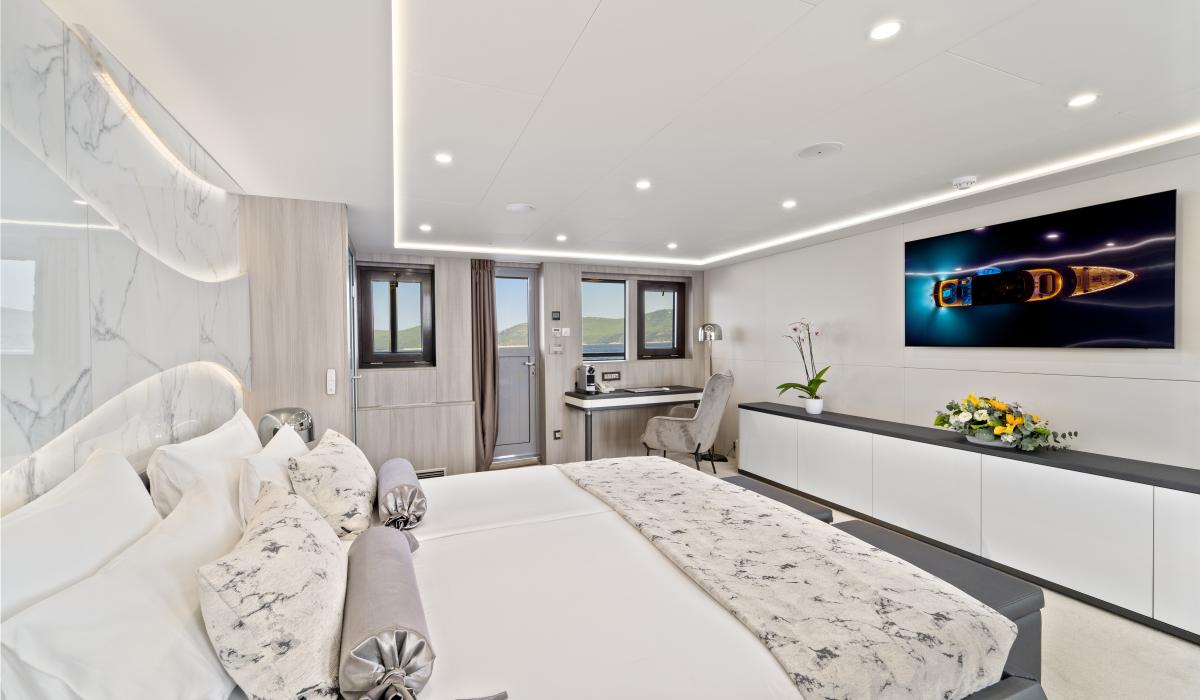 52. FREEDOM Master stateroom Upper deck