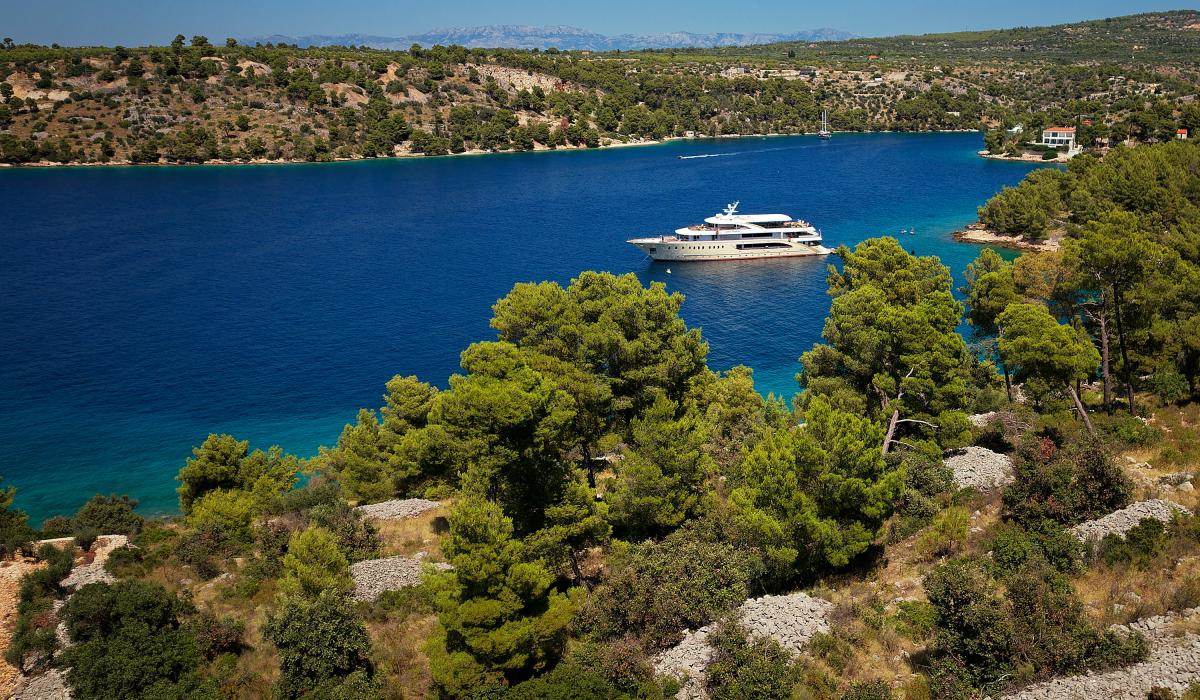 6. QUEEN ELEGANZA Anchored