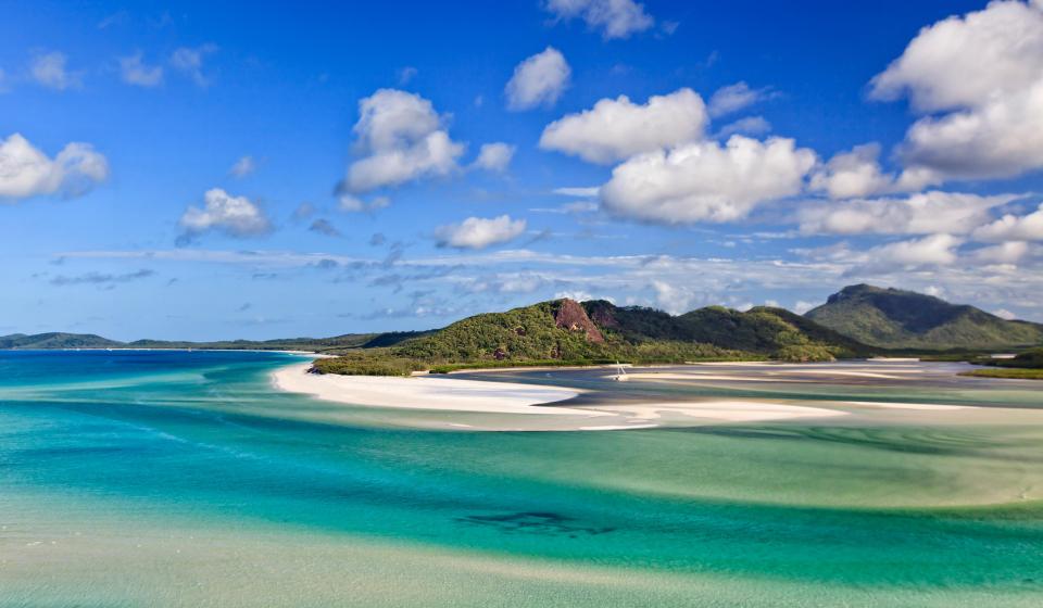 87. Stunning views of Whitsundays beach and mountains Australia