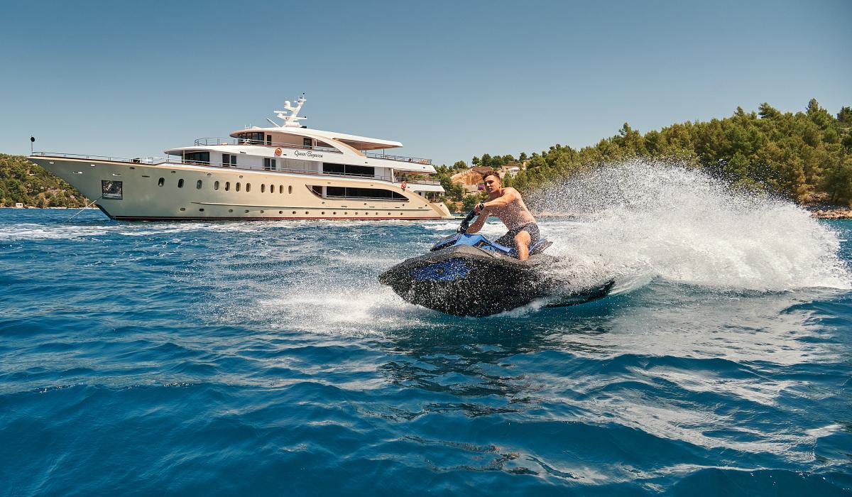 9. QUEEN ELEGANZA Water toys
