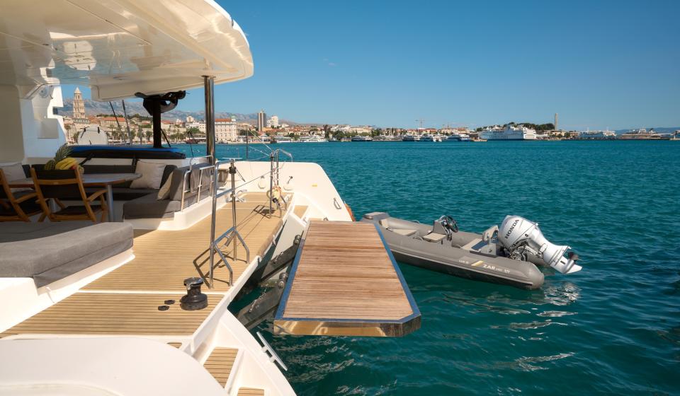 Akana Lagoon 52 F Exterior 2