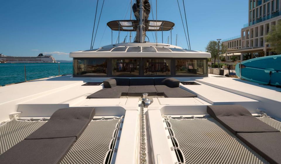 Akana Lagoon 52 F Exterior 4