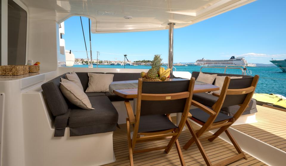 Akana Lagoon 52 F Interior