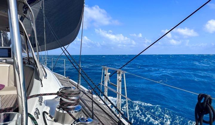 Altaia sailing in the inward passage of the Great Barrier Reef 2